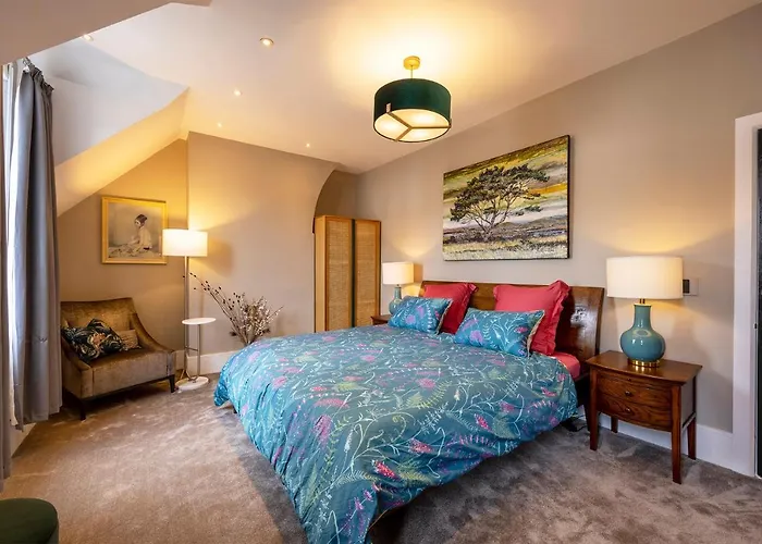 Luxury Central Home - Parking & Ev Point, Superking Bed